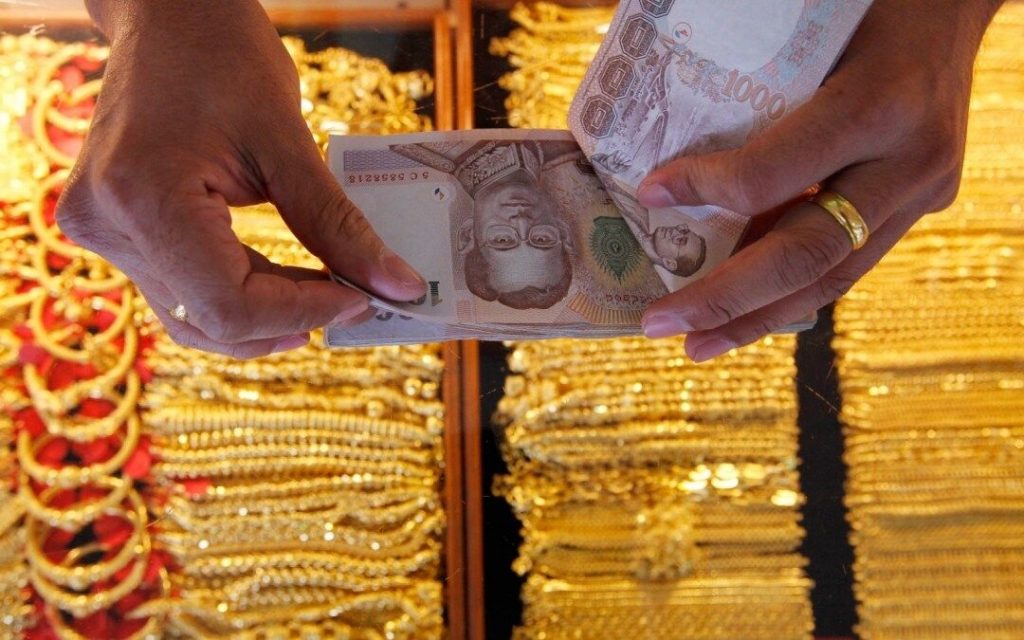 Orang Thailand Jual Perhiasan Untuk Bayar Pengeluaran Rutin