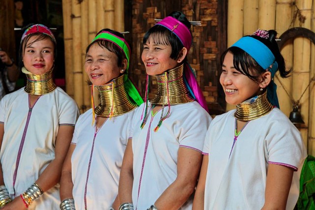 Perhiasan Cincin Leher Suku Kayan Thailand yang Memikat